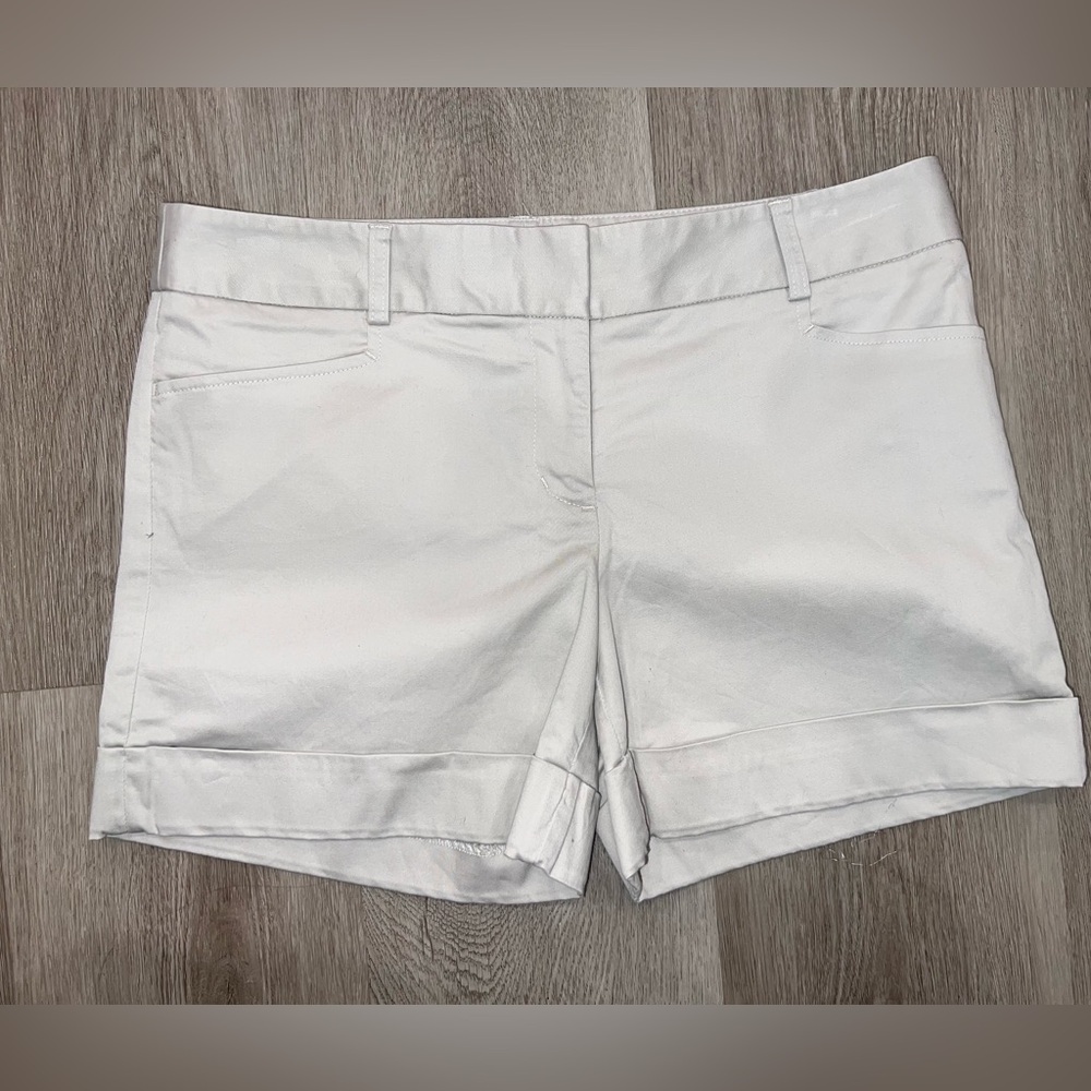 Express Women’s Editor Khaki Beige Cream Tan Cuffed Short Shorts Size 4